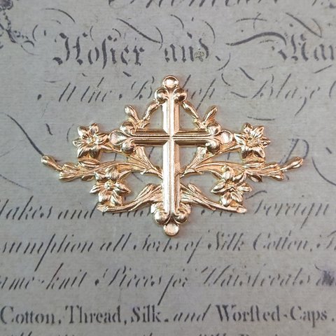 BEHOLD− 十字架 1個 真鍮製 百合 クロス フランス製 キリンス処理済 キリスト教 クリスチャン スタンピング ヴィンテージ風
