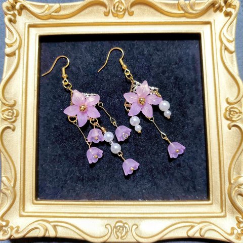 薄紫の花のピアス