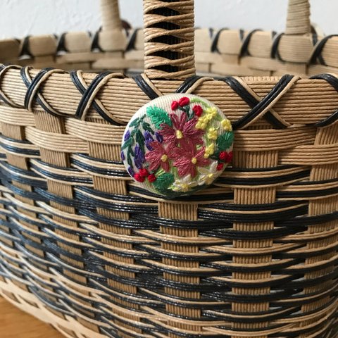 カラフル 花束 刺繍 ブローチ 白シャツに