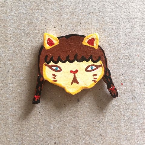 【送料無料】 石粉粘土ブローチ   「三つ編み猫」