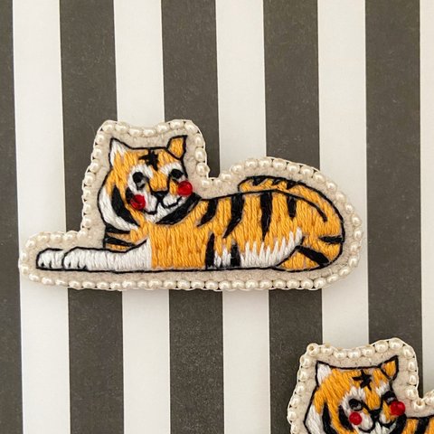 刺繍ブローチ｢ステキなトラ｣