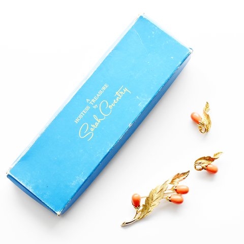 Vintage SARAH COVENTRY 1960’s   coral color　 Acorn motif　brooch&earrings　With box　 set