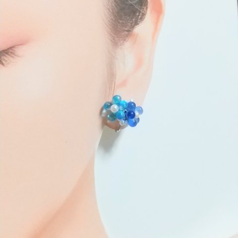 青い小花のイヤリング