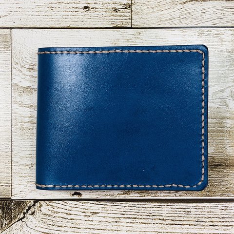小銭入れが付いたシンプルな本革二つ折り財布　ブルー