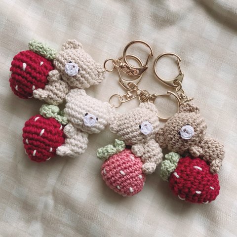 【 受注制作 】いちごにしがみつくくまさん 🧸🍓 編みぐるみ クマ テディベア ブローチ キーホルダー ミミベア 苺 イチゴ 春