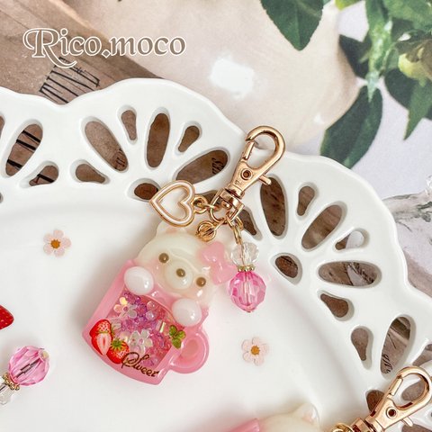 ⟬くま ♡ strawberry CUP ⟭ シェイカーキーホルダー シャカシャカキーホルダー アニマルカップ いちご ハンドメイド レジンキーホルダー ピンク 1点