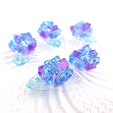 涼しげな紫陽花の琥珀糖ピアス(イヤリング) 和菓子 琥珀糖 寒天 フェイクスイーツ サージカルステンレス アレルギー対応 梅雨 透明感 クリア レジン