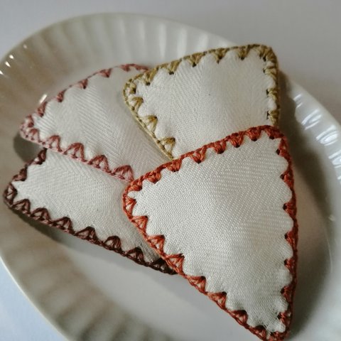 パイピング風刺繍△パッチンピン