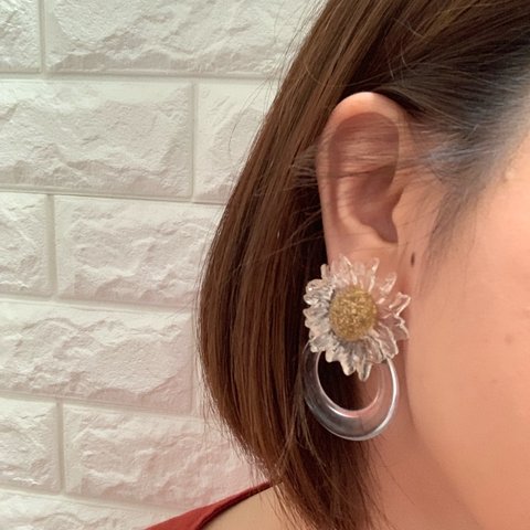 お花クリアーピアス