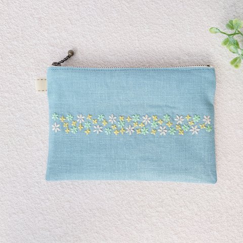 手刺繍16㎝ファスナーフラットポーチ（水色）