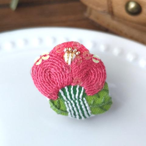 小さな花の刺繍ブローチ（コーラルピンク）