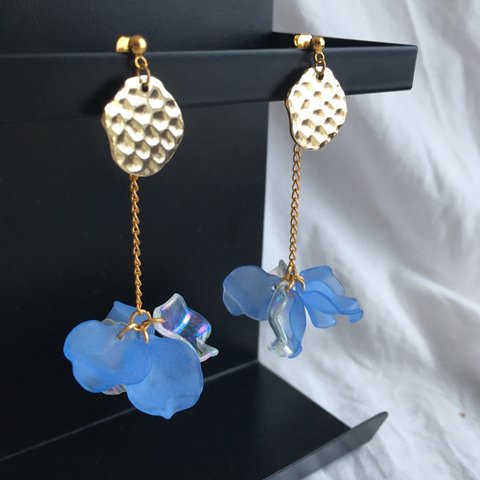 2way メタルプレートとブルーの花びらバックチャームピアス　ゴールド