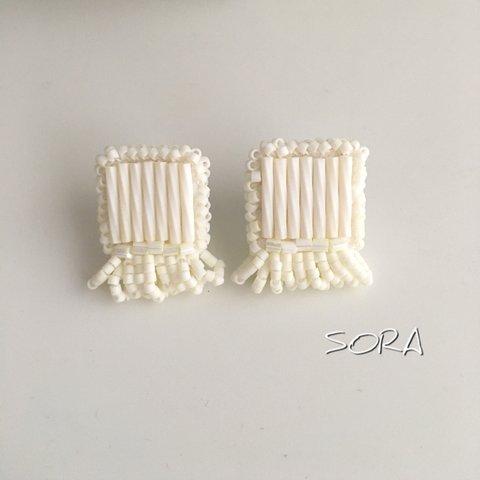 ビーズ刺繍のピアス(ホワイトフリンジ)