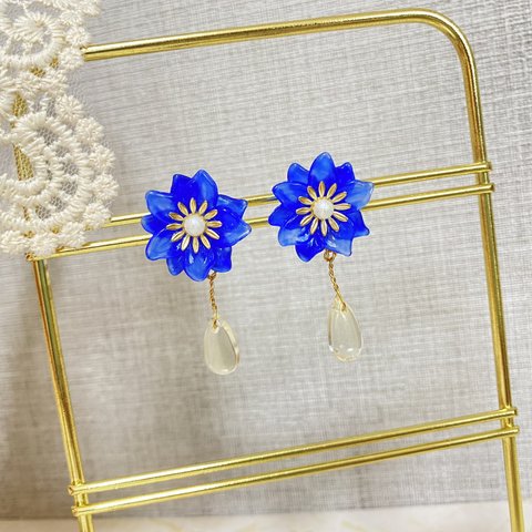 青のお花の揺れるピアス