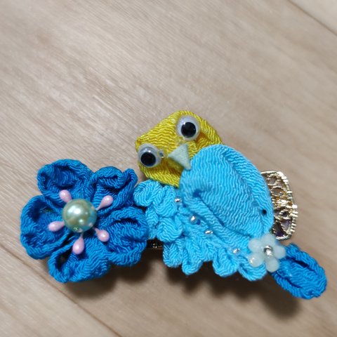 セキセイインコ と お花のクリップ【 つまみ細工 】