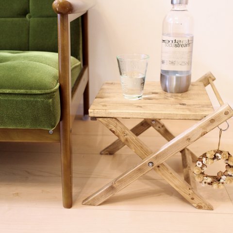 折り畳み式　サイドテーブル　木製　高さ変動