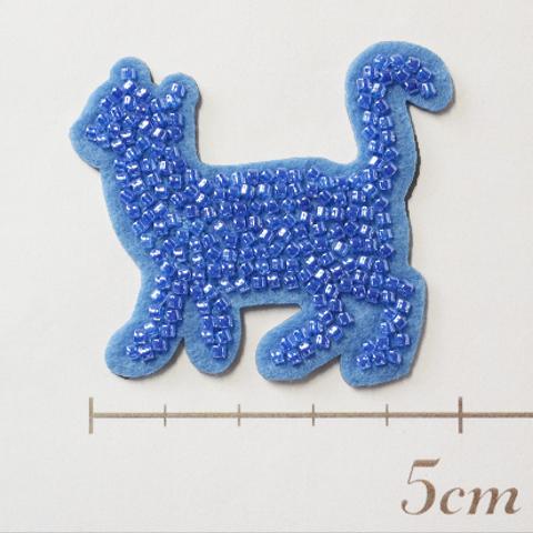 かわいい刺繍ワッペン　ガラスビーズ猫　シール付き　青　アップリケ