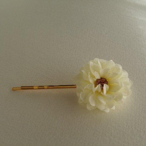 白いお花とビジューのヘアピン
