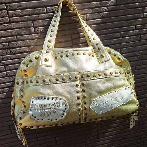 【GOLD　leather】トリガーソウルの人気ボストン！ 様々な技術が取り入れられた
大人の遊び心満載のデザインバッグ