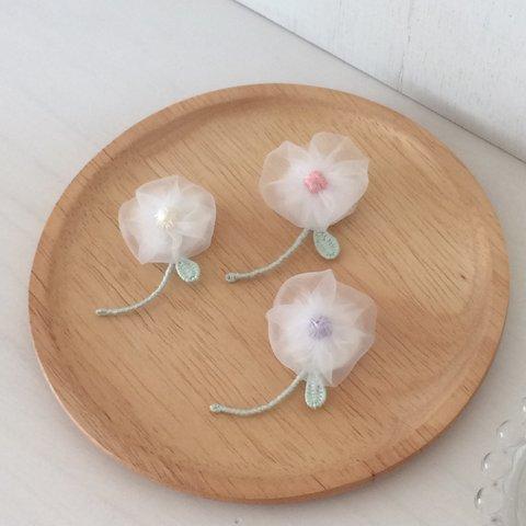 泡雪の花　刺繍ブローチ　すみれ色