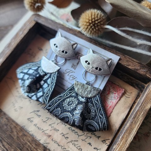 【イヤリング】silver cat ﾎﾞﾀﾝ ｲﾔﾘﾝｸﾞ 刺繍ﾘﾎﾞﾝ ﾘﾎﾞﾝﾀｯｾﾙ 