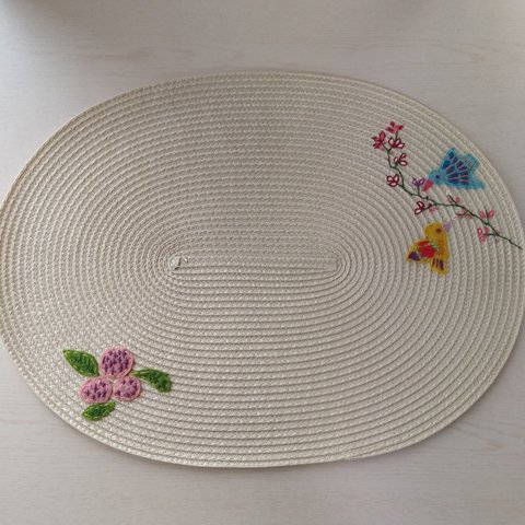 楕円形　鳥と花のフェルト刺繍ランチョンマット