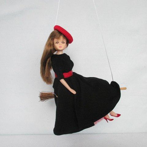B　人形付　ホウキに乗った赤いベレー帽の魔女人形さん　29cm　着せ替えには向きません