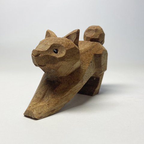 木彫り動物（面彫り）『伸び待ちイヌ』