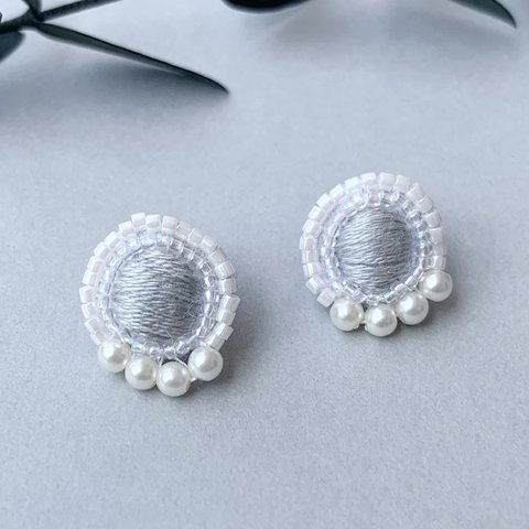 刺繍ピアス　刺繍イヤリング 【刺繍　ビーズ　パール　グレー】