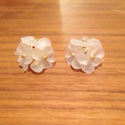 ミルキィ色のお花*ピアス/イヤリング