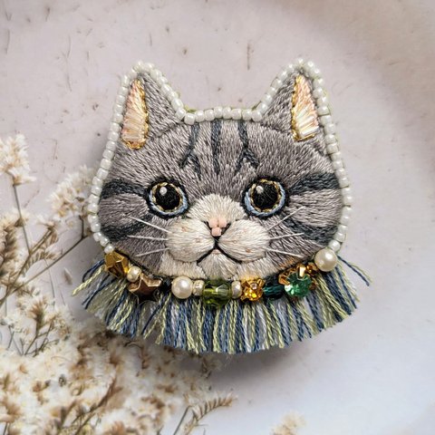 【NEW】 フリンジの襟をつけた 猫 ブローチ 《 サバトラ 》No.06