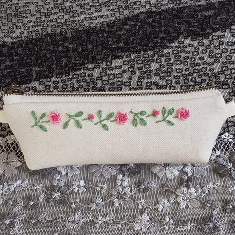 手刺繍ペンケース  薔薇