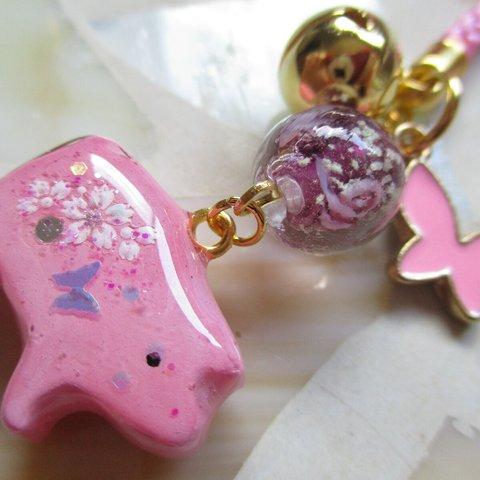 ◇319再販訳あり 🌸桜色　こぶたと蓄光とんぼ玉🐖✨ ※ストラップ・イヤホンジャック・ヘアゴムに変更可能  