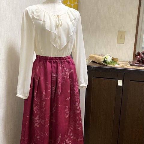 絹 着物　エンジ色の花模様　フレアスカート　着物裏ペチコート付き　着物リメイク　220