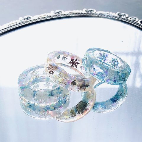 〜雪の結晶のクリスタルリング　ピンクホワイト〜　かわいい　クリア　レジン　指輪　ボリューム　秋　冬　平打　厚　誕生日　クリスマス　プレゼント　雪の結晶　クリスタル　雪だるま　彼女　スノー　ホログラム