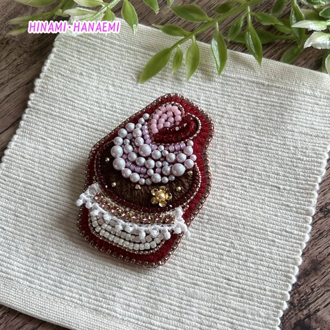 ビーズ刺繍ブローチ　〜ハートが可愛いチョコカップケーキ〜