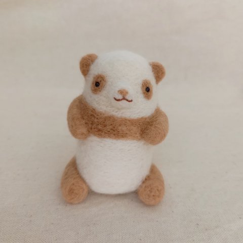 羊毛フェルトで作ったパンダ(カフェオレ色)