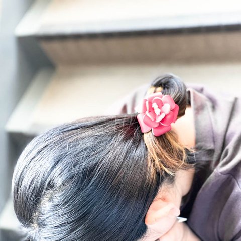 ▲FLORAL シックにカッコイイ黒のお花「フローラルキュービック ヘアゴム」入学式にもOK（FCH-KKK）