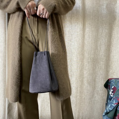 ■  カヌレ　dark gray suede bag レザー巾着バック■ スウェードバック