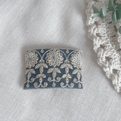 自由に曲げれるポニーフック　インド刺繍　スパンコール花ブルーグレー