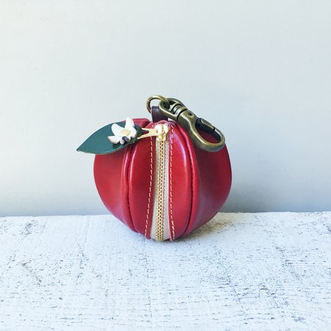 【受注製作（納期約2週間）】革りんごのミニポーチ「pomme」ダークレッド［お花付き］