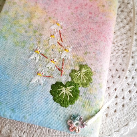 手刺繍のブックカバー/ユキノシタ