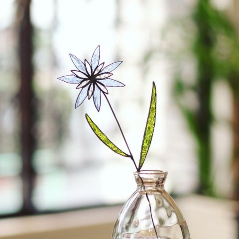 透明感あふれる❁︎水色のガラスのお花