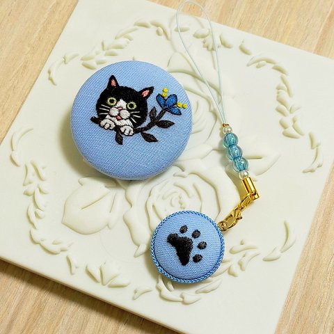 【2点セット】ハチワレ猫とお花の手刺繍ブローチ☆肉球の手刺繍ストラップ♪