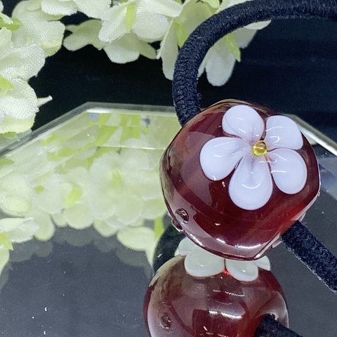 [H-119] 赤玉に映える白花のとんぼ玉・ヘアゴム