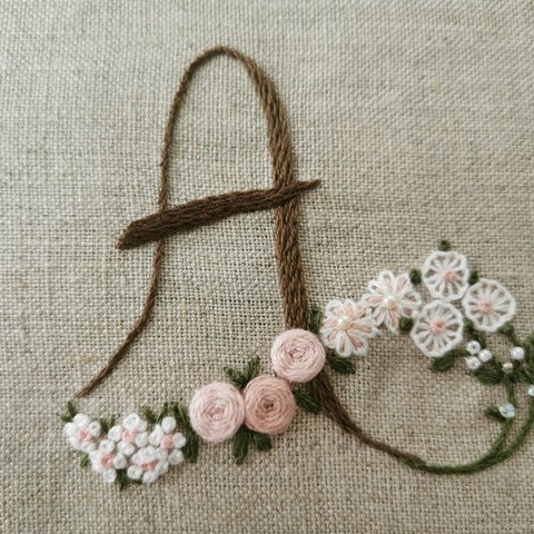 お花とアルファベットの刺繍キット　A (ブラウン系）