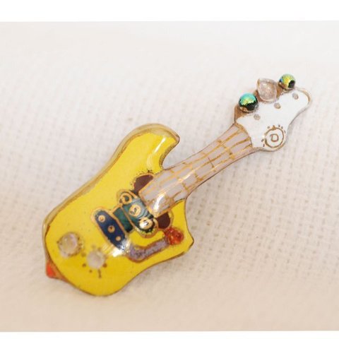 エレキギター（黄）の七宝焼ピンブローチ（ピンバッジ）【受注制作】