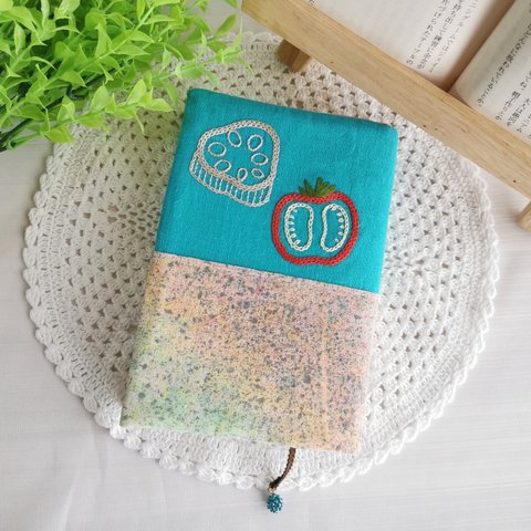 手刺繍のブックカバー/蓮根とトマト