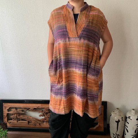 ロング丈手織り綿チュニック　襟元と後ろベルトでよりかっこいい　オレンジ紫絣