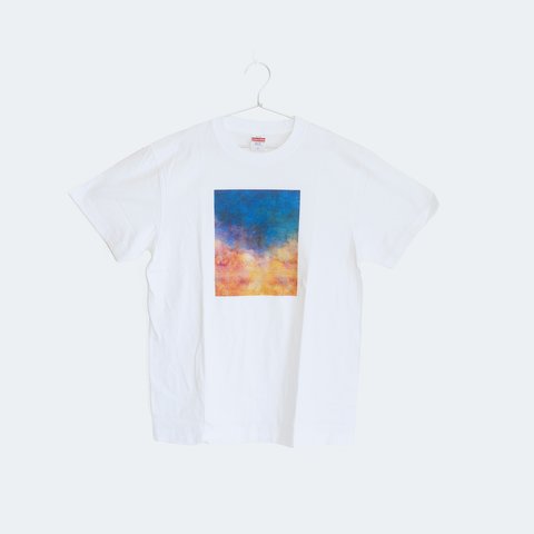 夜明けと霧の世界を描いた、Tシャツ